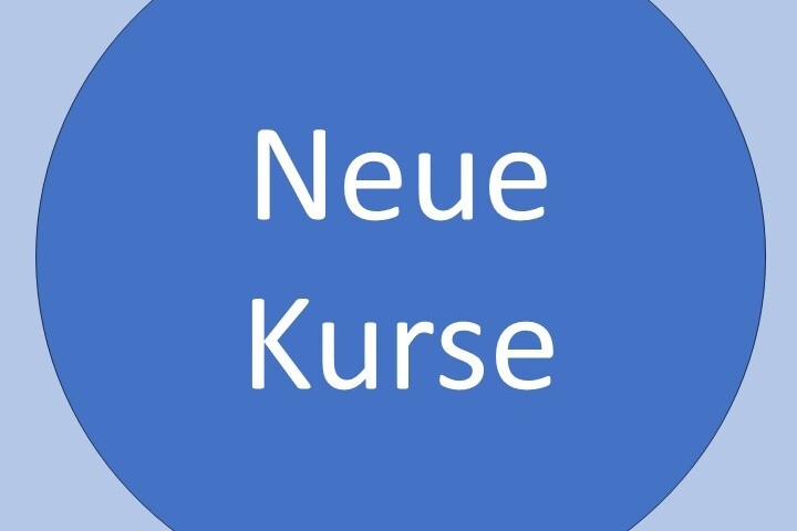Blauer Kreis mit dem Text „Neue Kurse“ auf hellblauem Hintergrund.