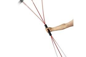 Hand, die einen Trainingsgerät mit vier beweglichen Enden und roten Schnüren hält, als Teil einer Fitnessübung.