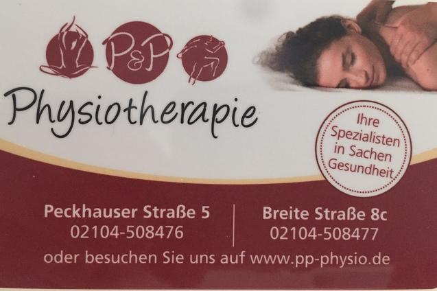 Visitenkarte einer Physiotherapie mit Logo, Adressen und Kontaktdaten auf hellen Hintergrund.