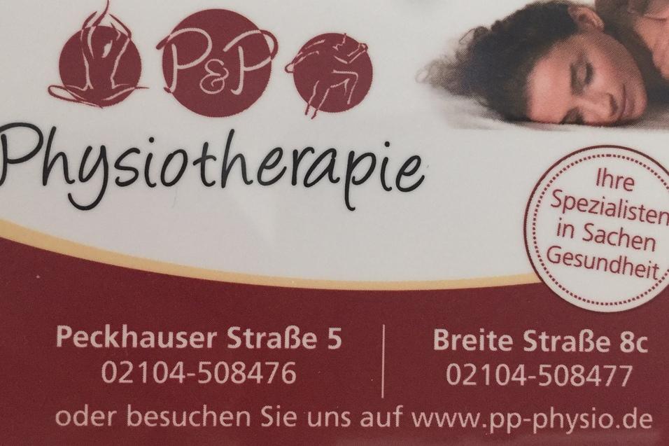 Visitenkarte einer Physiotherapie mit Logo, Adressen und Kontaktdaten auf hellen Hintergrund.