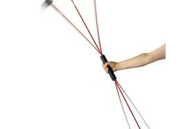 Hand, die einen Trainingsgerät mit vier beweglichen Enden und roten Schnüren hält, als Teil einer Fitnessübung.