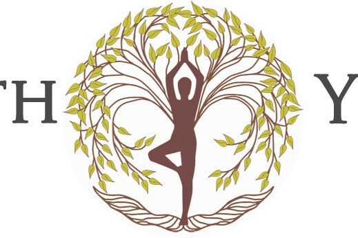 Logo von Earth Yoga mit stilisiertem Baum und Yoga-Position in der Mitte. Schriftzug „EARTH YOGA“ daneben.