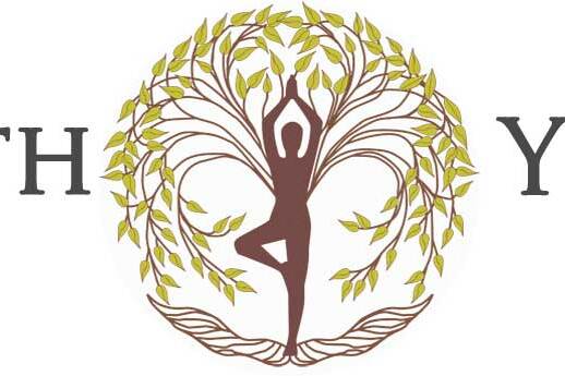 Logo von Earth Yoga mit stilisiertem Baum und Yoga-Position in der Mitte. Schriftzug „EARTH YOGA“ daneben.
